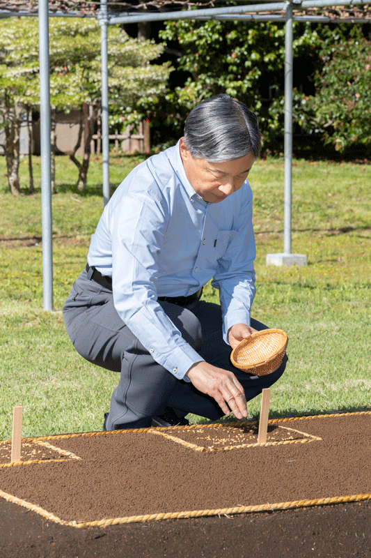 お手播き遊ばされる天皇陛下（宮内庁提供）