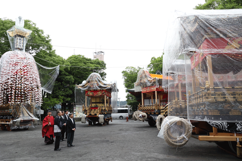 笠鉾と屋台を御覧になる天皇陛下