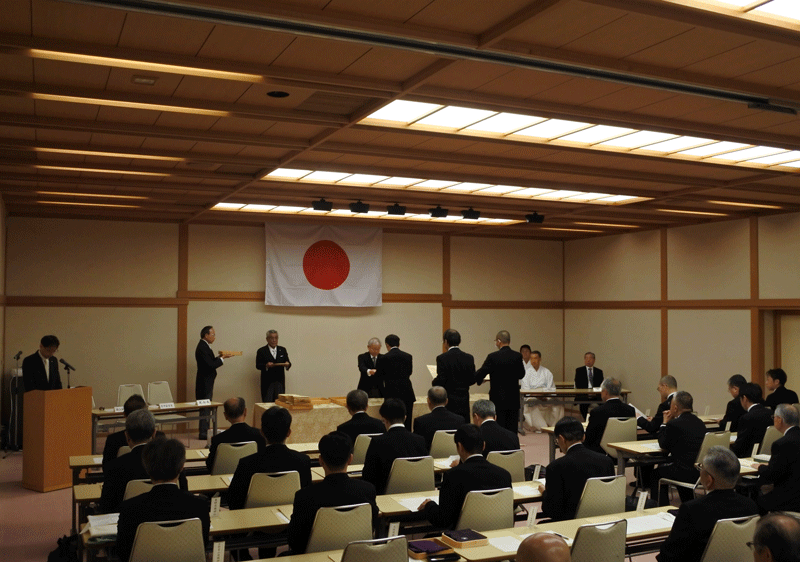泉会長から各護国神社の宮司へ幣帛料を