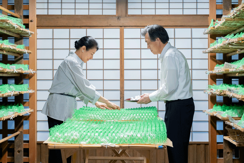 六月の初繭掻きの御様子（宮内庁提供）