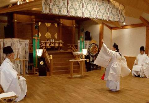奉告祭での「豊栄舞」奉納