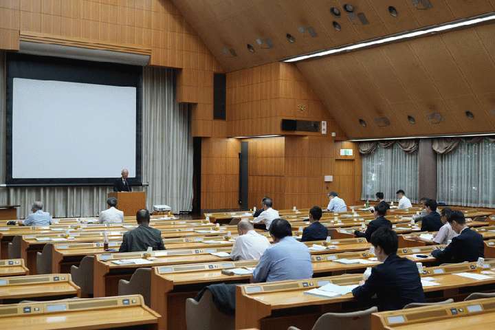 総会冒頭で挨拶する百地会長