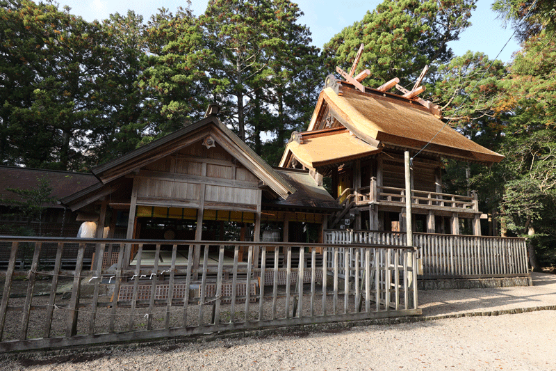 葺替へを終へ本殿は美しい姿に