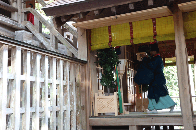 天皇陛下よりの幣帛を神前へ