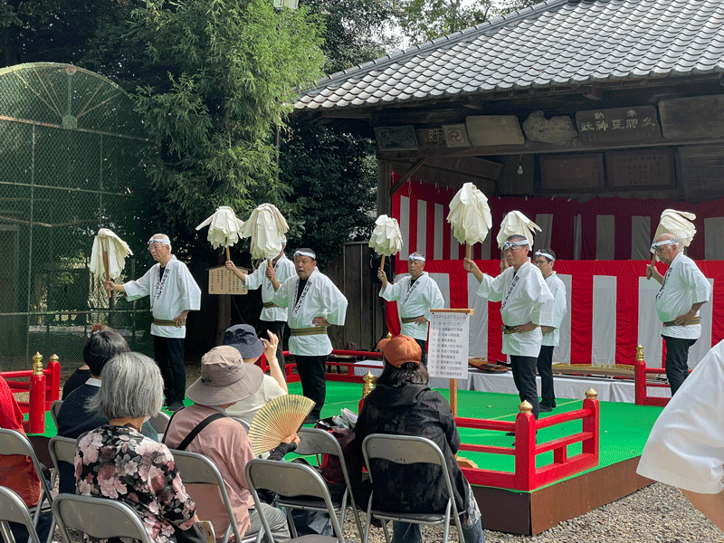 「木遣り唄」の披露㊤、「火鑽体験」㊦