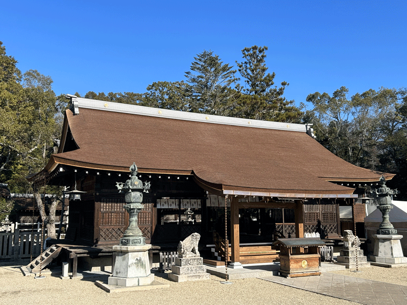 往時の檜皮葺きに復した拝殿