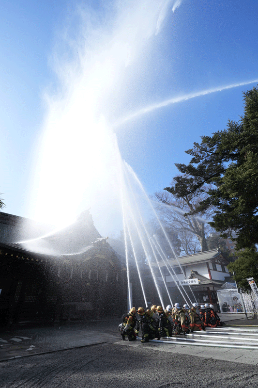 消防隊・地元消防団・自衛消防隊による一斉放水