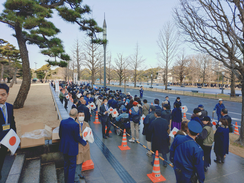 天皇誕生日の参賀に向かふ人などに