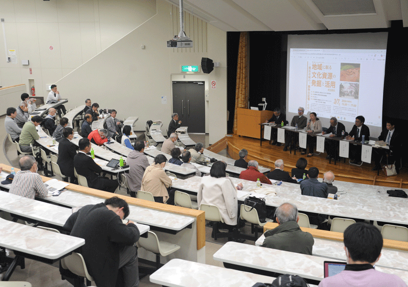 報告した三氏を交へ総合討論を