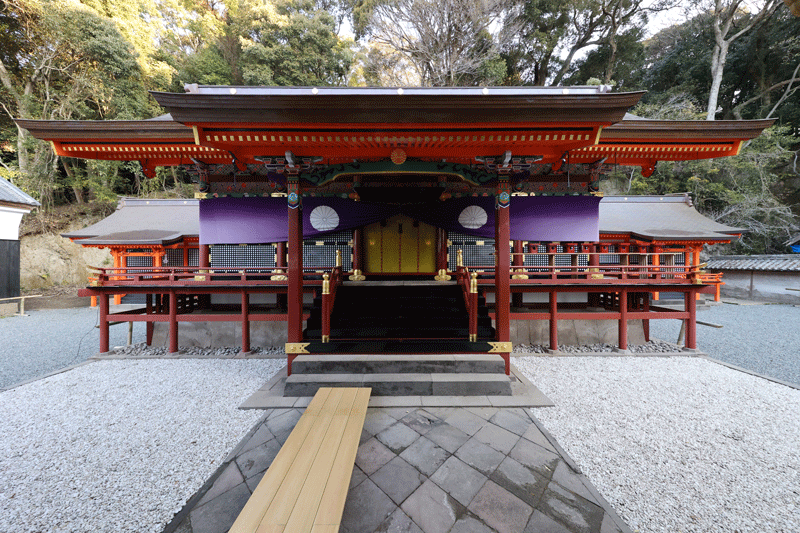 美しく甦った本殿。右奥は東宝殿、左奥は西宝殿