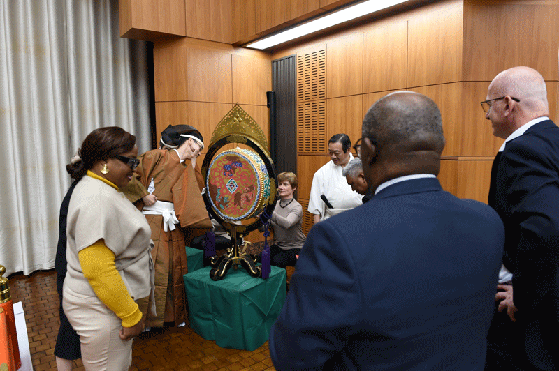 ワークショップでは楽器体験を