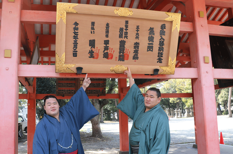 絵馬堂に大絵馬を