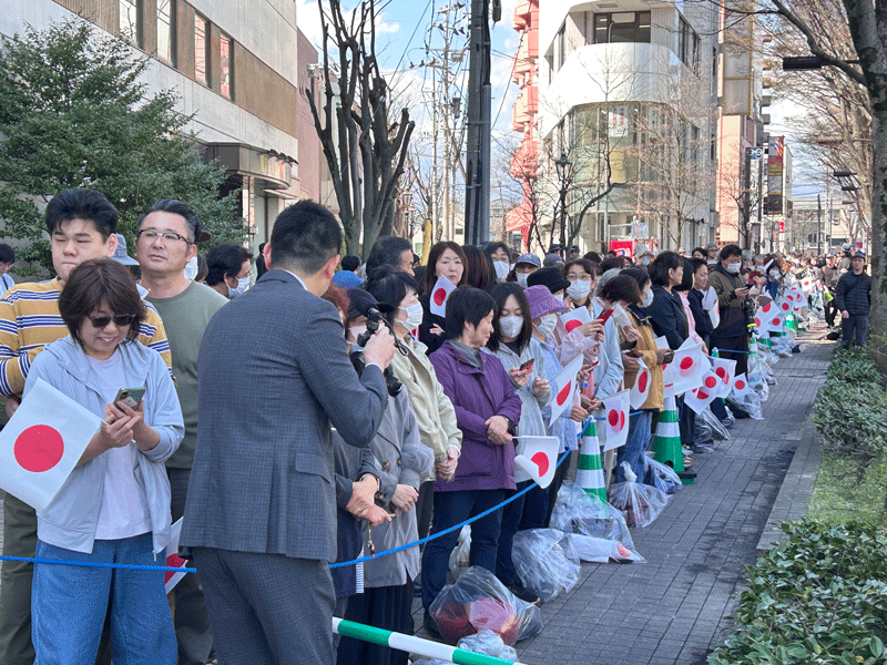 福島駅西口での奉送迎の様子