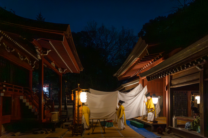 絹垣に囲まれた神御が本殿へ