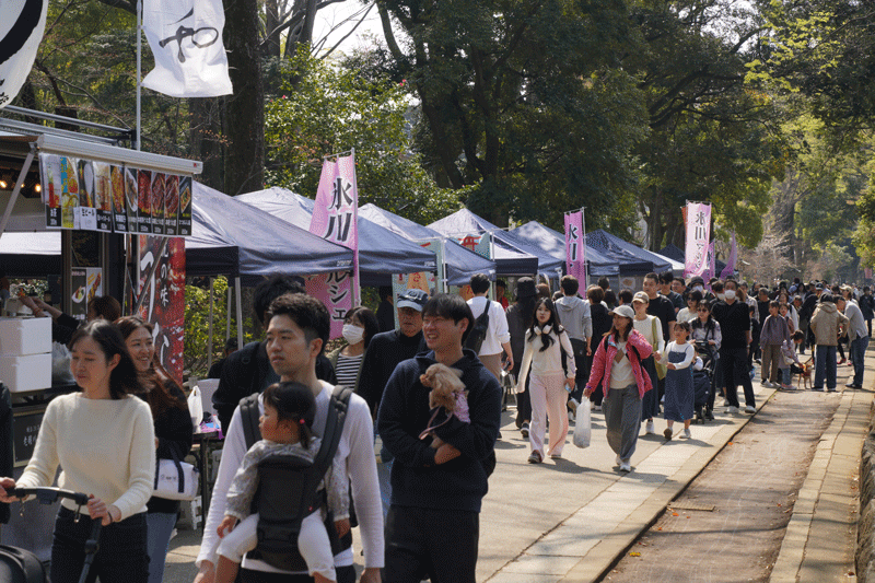 三万五千人が訪れた境内