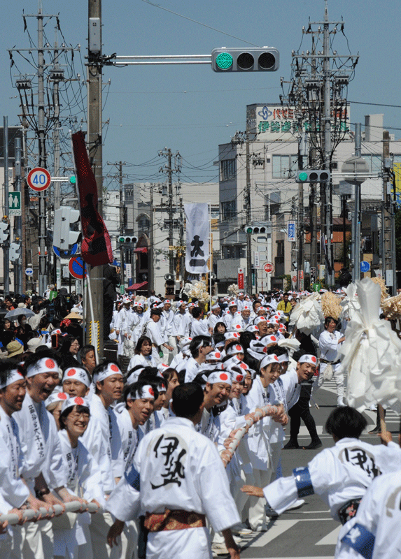 「エンヤ！」の掛け声で奉曳に臨む特別神領民