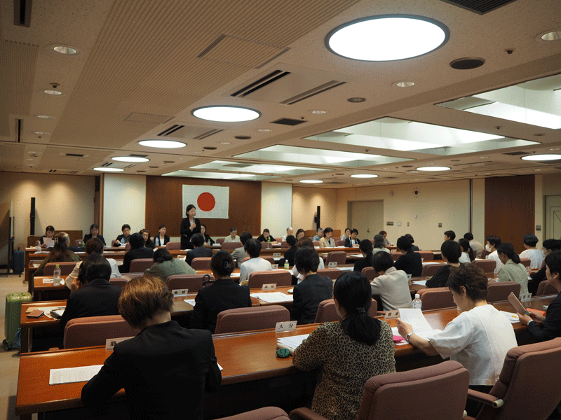 代議員会で挨拶する福山会長