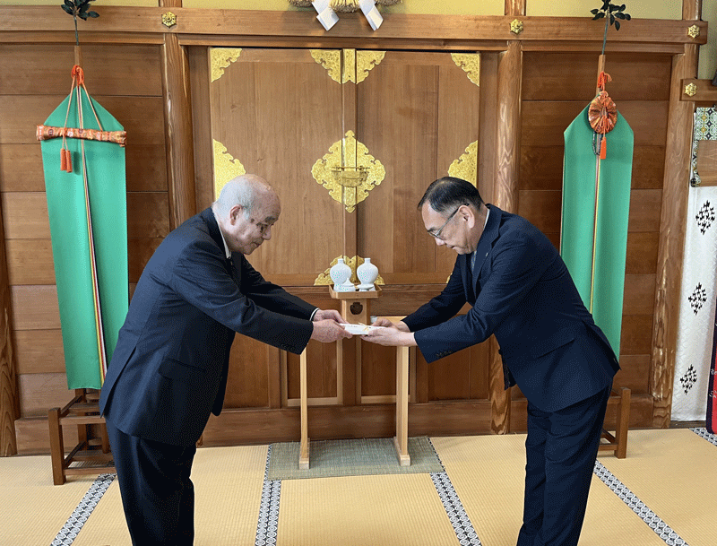 福川庁長に見舞金を