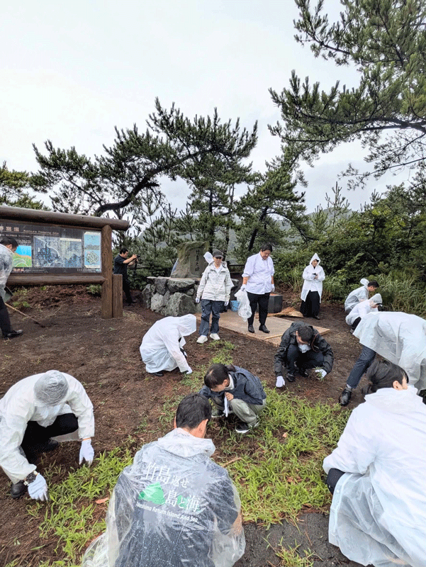 生憎の天気のなか汗を流す会員ら