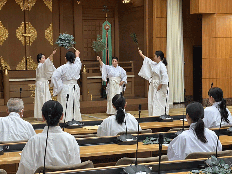 最終日は神殿前で練習の成果を