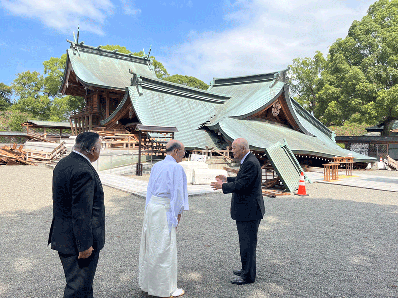 八代市の八代宮㊤、八代神社㊦を視察する田中総長