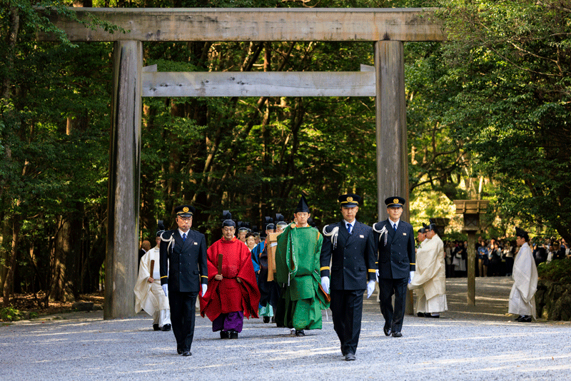 内宮奉幣での参進（神宮司庁提供）